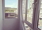 г.Кемерово, пр.Комсомольский, 15, Балкон нестандартной формы из пластика +обшивка стен и пола mobile