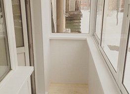 г.Кемерово, ул.Мичурина, Алюминиевый балкон + обшивка балкона вкруговую, пол из натурального дерева