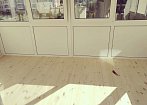 г.Кемерово, Лесная поляна,Остекление большого балкона пластиковым профилем +укладка пола натуральным деревом  mobile